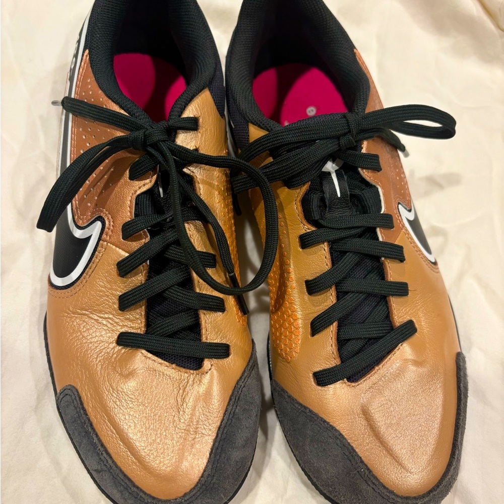 NIKE TIEMPO Legend 9 Academy Indoor Shoe in Copper/Black.